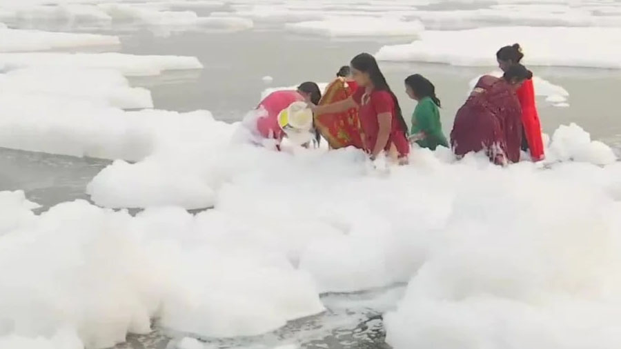 યમુના નદીમાં આ શું થયું છે, લોકો બરફ વચ્ચે છઠ પુજા કરતા હોય તેમ કેમ લાગે છે?